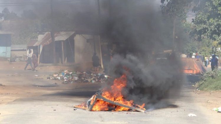 路上で燃やされるバリケード　2021年6月29日　エスワティニの首都ムババーネで