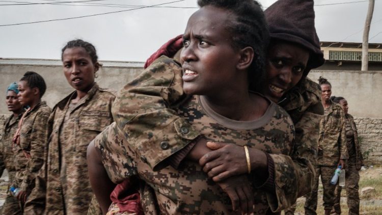 Dieses Foto zeigt nach Darstellung der TPLF gefangene äthiopische Soldatinnen