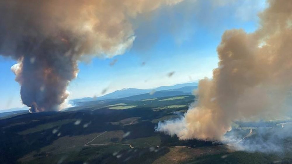Foto da BC Wildfire Service nostra dois focos de incndio na Colmbia Brit?nica (AFP photo/BC Wildfire Service)