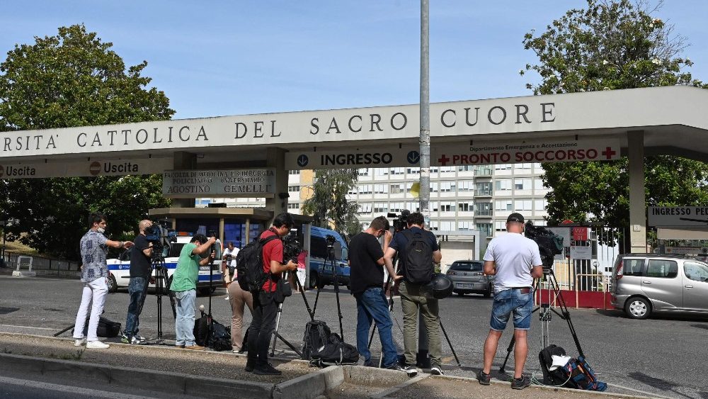 Periodistas en la puerta del Hospital Gemelli de Roma, donde ha sido operado el Papa Francisco.