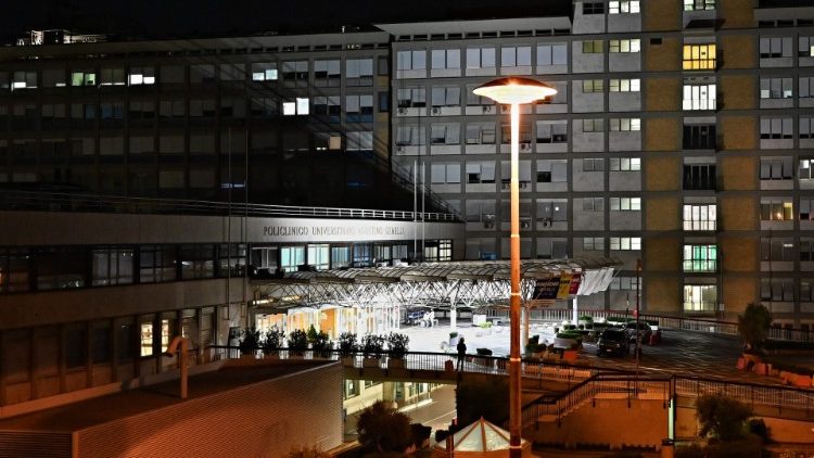 Gemelli-Krankenhaus in der Nacht auf Montag