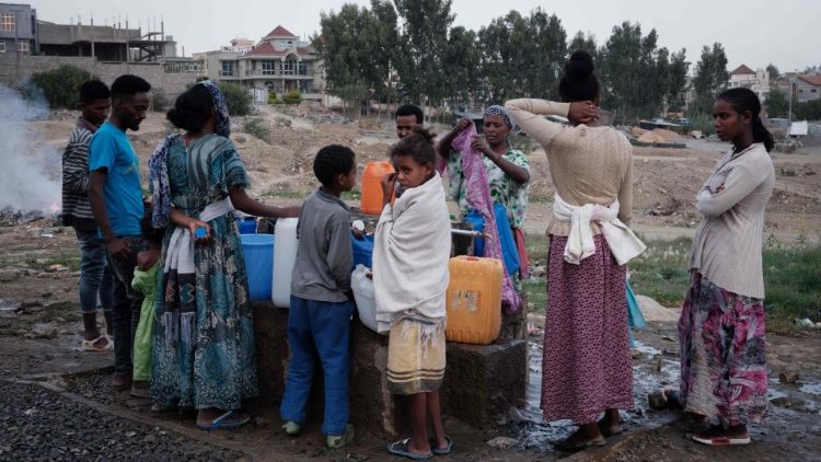 Rifugiati in Tigray cercano acqua in un campo a Makallè