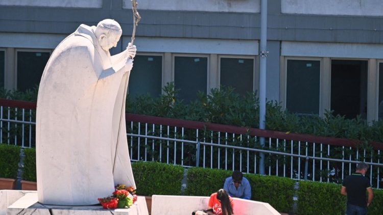 Памятник святому Папе Войтыле перед больницей им. Джемелли