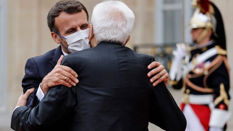Le président français Emmanuel Macron et le président de la République italienne Sergio Mattarella au palais de l'Élysée à Paris, le 5 juillet 2021. 
