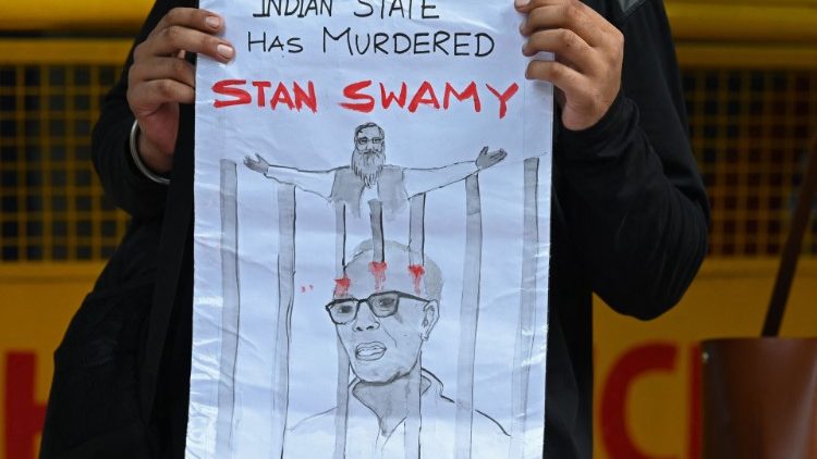 Faixas e cartazes durante oração pelo padre e ativista cristão indiano Stanislaus Lourduswamy. REUTERS / Francis Mascarenhas