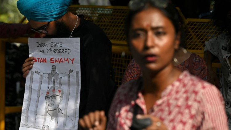 Protesto em solidariedade com o padre Stan Swamy em Nova Delhi