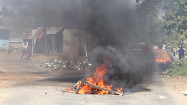 In Brand gesetzte Straßen-Barrikaden während der Unruhen in Mbabane im Juni 2021