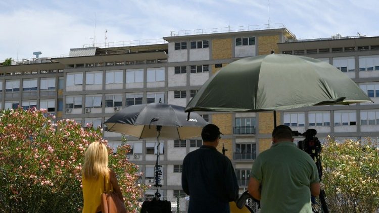 Des journalistes devant l'hôpital Gemelli, le 7 juillet 2021.