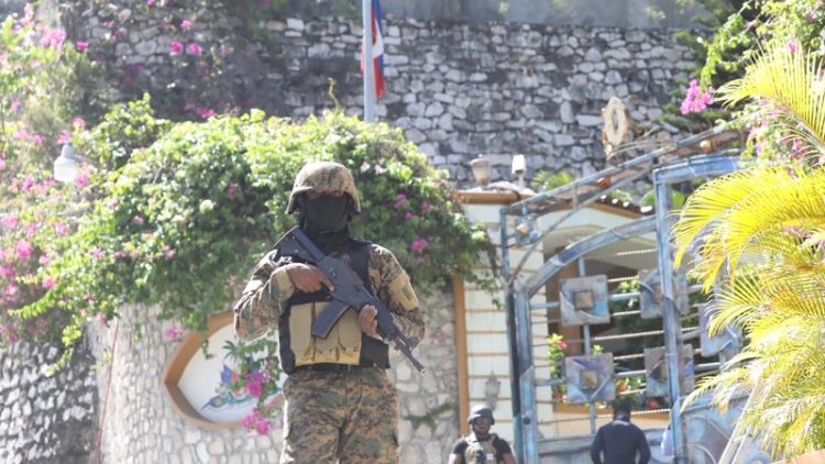 Силите за сигурността по улиците на Порт-о-Пренс.