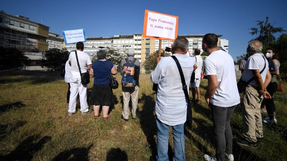 Le groupe de personnes démunies devant l'hôpital Gemelli, vendredi 9 juillet 2021