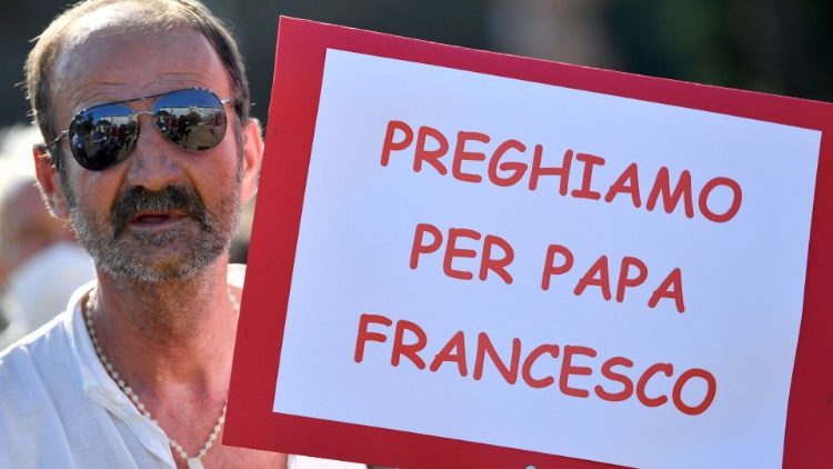 "Rezamos por el Papa Francisco". Un hombre expresa su solidaridad con el Papa, ayer 9 de julio, frente al Policlínico Gemelli