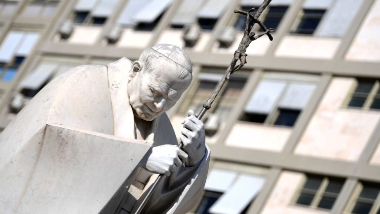ローマのジェメッリ総合病院にある聖ヨハネ・パウロ2世の像