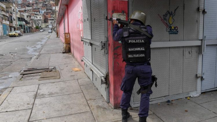 Ein Sicherheitsbeamter im Einsatz in einem der Cota-905-Problemviertel von Caracas, wo es zu mehrtägigen Bandenkämpfen mit mehreren Opfern kam (9. Juli 20211)
