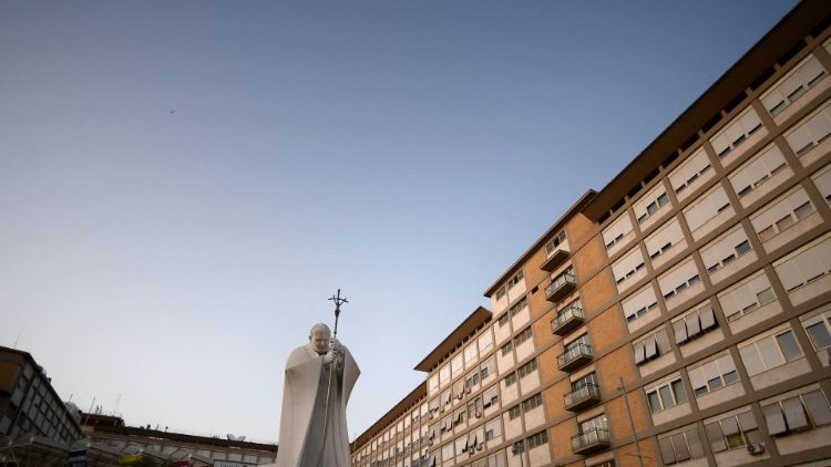 Pomnik św. Jana Pawła II przed Kliniką Gemelli