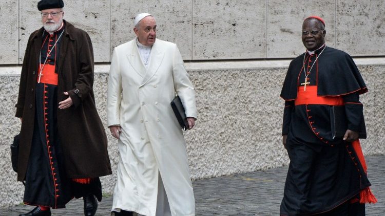 El Papa Francisco junto al card. Monsegwo Pasinya y el card. O'Malley, en una foto de archivo