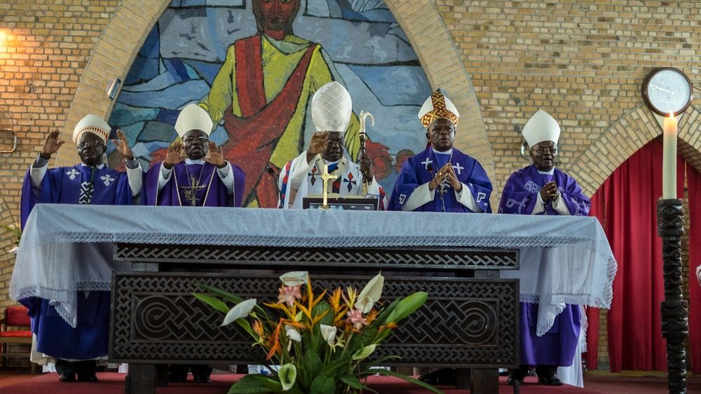Kardinal Laurent Monsengwo Pasinya med sveto mašo v Kinšasi