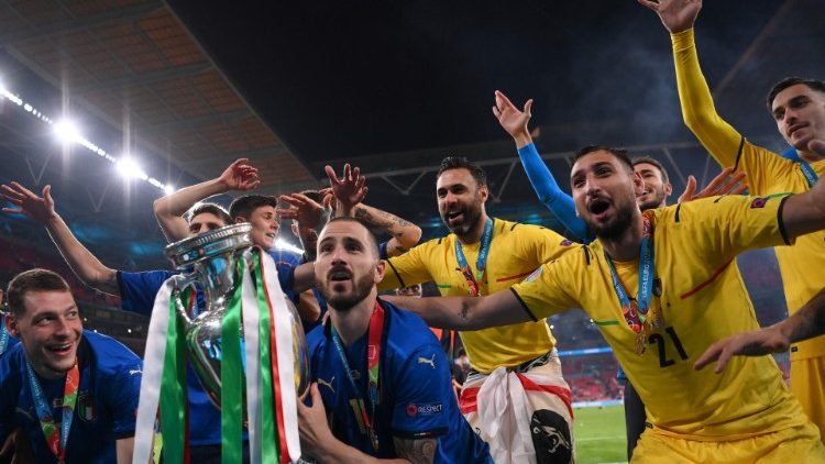 Die italienische Nationalmannschaft hat am Sonntagabend die Euro 2020 im Elfmeterschießen gegen England gewonnen und feiert ihren Sieg in Wembley 