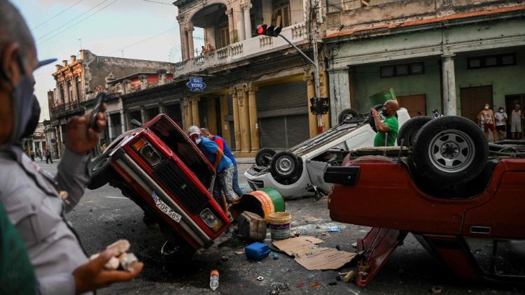 Umgestürzte Polizeifahrzeuge in der kubanischen Hauptstadt Havanna, 11. Juli 2021