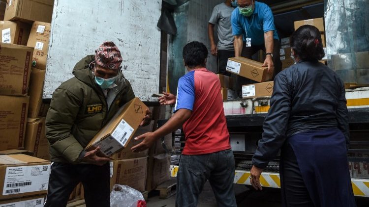 Pracovníci vykládají krabice s dávkami amerických vakcín Johnson and Johnson darovaných Spojenými státy v chladírně tropické nemocnice Sukraraj v Káthmándú 12. července 2021.