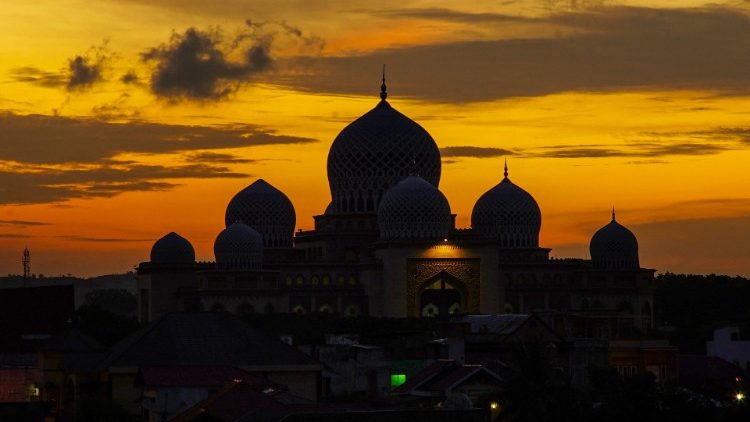 Sonnenuntergang über der Moschee von Lhokseumawe in Aceh - Archivaufnahme