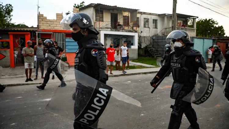 Oolícia de choque nas ruas, após manifestação contra o governo do presidente Miguel Diaz-Canel no município de Arroyo Naranjo, em Havana, em 12 de julho de 2021. (Photo by YAMIL LAGE / AFP)