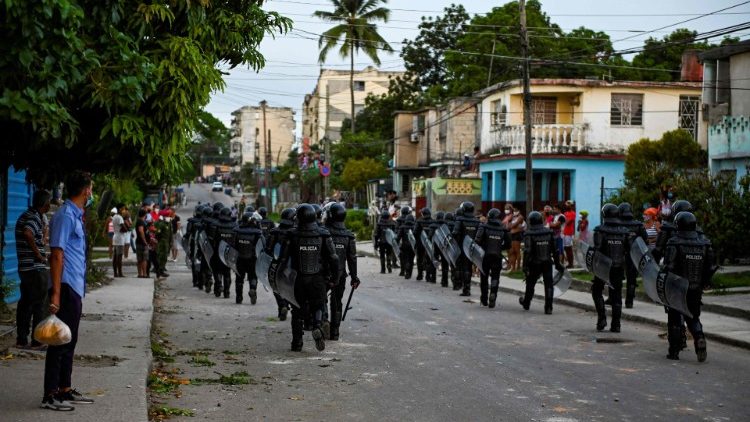 A polícia de choque percorre as ruas após uma manifestação contra o governo do presidente Miguel Diaz-Canel no município de Arroyo Naranjo, em Havana, em 12 de julho de 2021. (Photo by YAMIL LAGE / AFP)