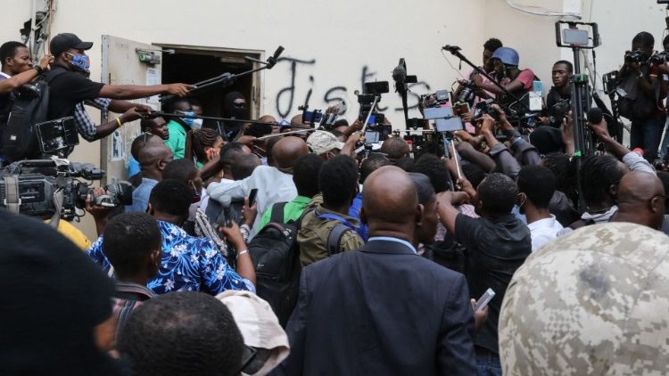 Reporter warten vor einem Gerichtssaal, in dem führende Politiker und Geschäftsleute im Nachgang zum tödlichen Attentat auf Präsident Moïse angehört werden