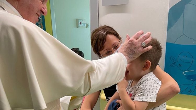 Papież wśród chorych dzieci