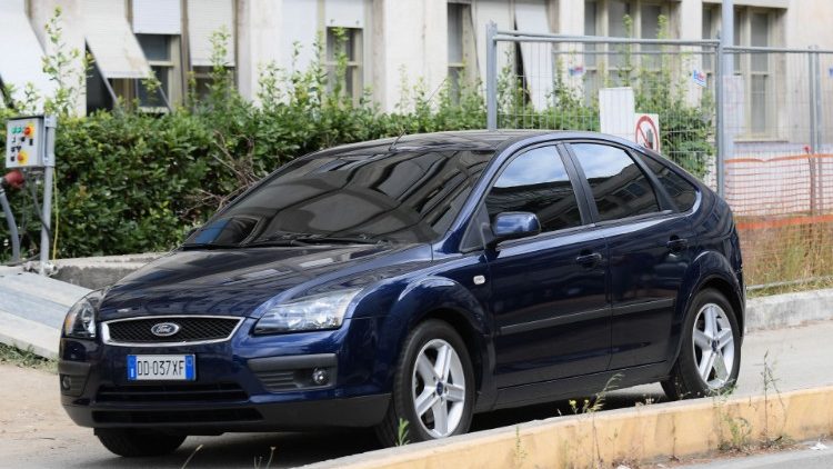 Колата с папа Франциск напуска болницата "Джемели"