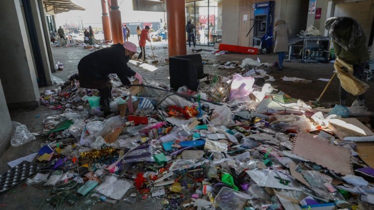Aufräumarbeiten in einem zerstörten und geplünderten Geschäft in Johannesburg