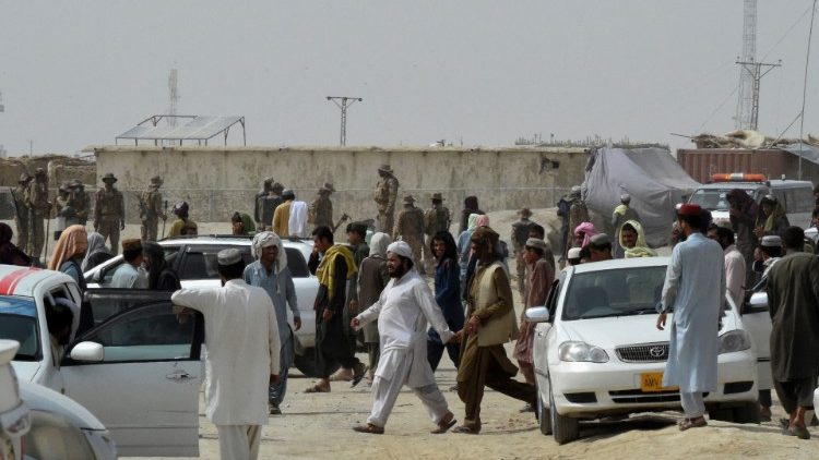 Stranded people near Pakistan's border town of Chaman after the Taliban captured the Afghan side of the border. 