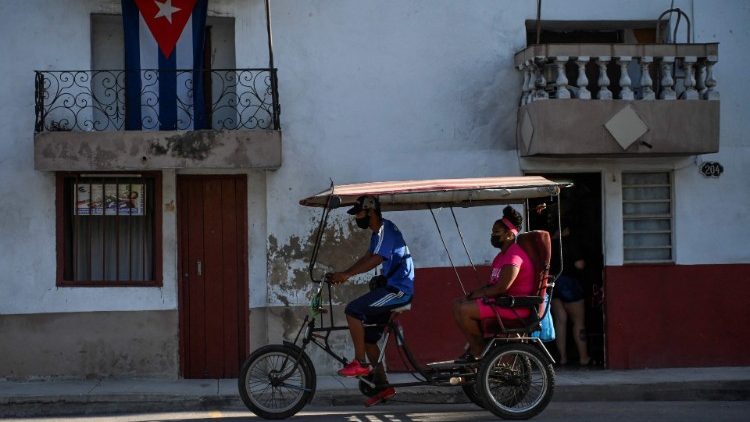 Cuba enfrenta um surto da pandemia de Covid-19 com uma média diária superior a seis mil casos positivos e 36 mortes nas últimas semanas.