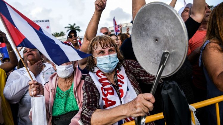 Dimostranti a Cuba protestano per la crisi economica