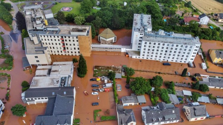 जर्मनी के ट्रियर शहर में एक अस्पताल के इर्द-गिर्द बाढ़ का कहर, 15.07.2021