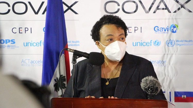 Ministra da Saúde do Haiti Marie Greta Roy Clement anunciando o recebimento das 500 mil doses de vacina Covid-19 da Covax