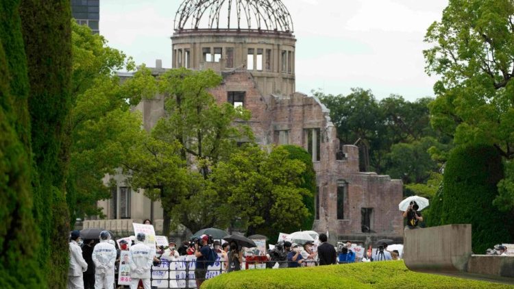 Demonstranten protestieren Mitte Juli in Hiroshima gegen einen Besuch des IOC-Chefs