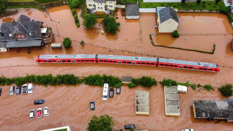 Una foto aérea tomada el 15 de julio de 2021 muestra un tren regional parado en la estación de la ciudad de Kordel, inundada por el agua del río Kyll, al oeste de Alemania, tras las fuertes lluvias.