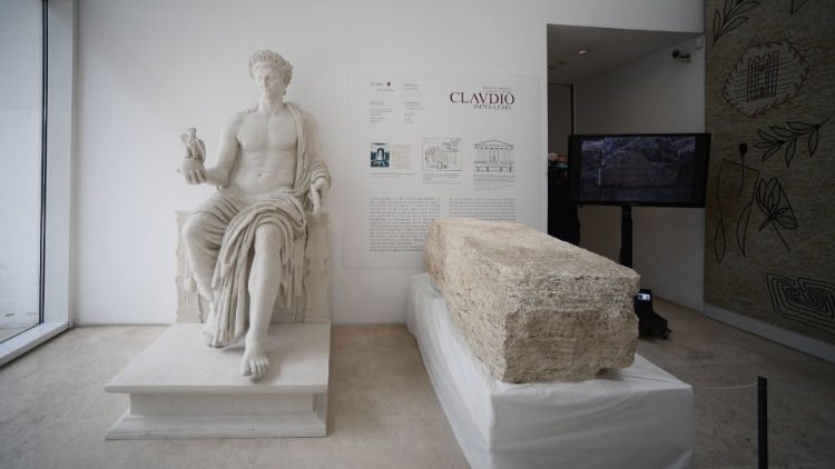 Il cippo ritrovato nell'area del Mausoleo di Augusto e esposto al pubblico vicino alla statua dell'imperatore Claudio