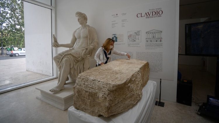 Le bloc de pierre en travertin est exposé à l'Ara Pacis auprès de la statue de l'empereur Claude