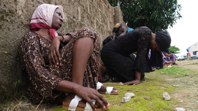 Verwandte von Entführungsopfern in Nigeria warten auf Nachricht (Archivbild)