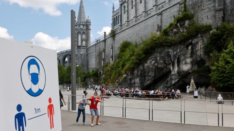 Placa recorda a observância do distanciamento social no Santuário de Lourdes 