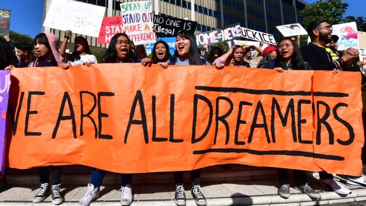 En esta foto de archivo tomada el 12 de noviembre de 2019, estudiantes y partidarios de la Acción Diferida para los Llegados en la Infancia (DACA) se manifiestan en el centro de Los Ángeles.