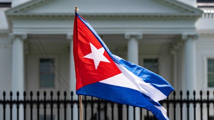 Bandeira cubana na frente da Casa Branca, em Washington