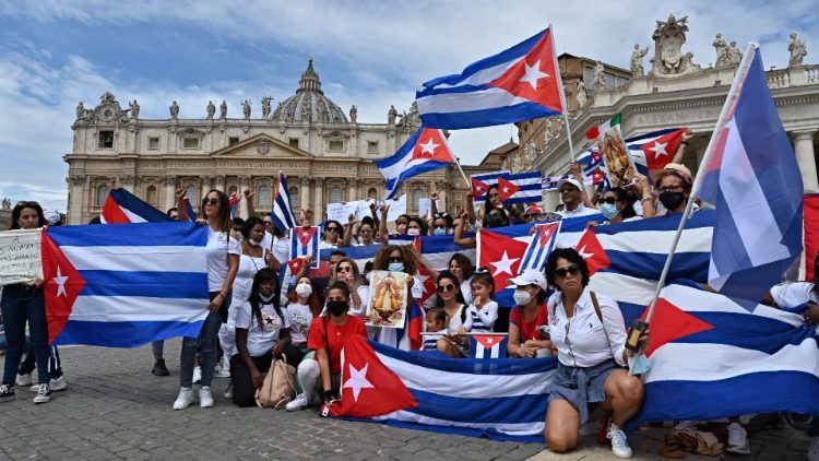 Кубински вярващи на площад "Свети Петър" в Рим, 18 юли 2021