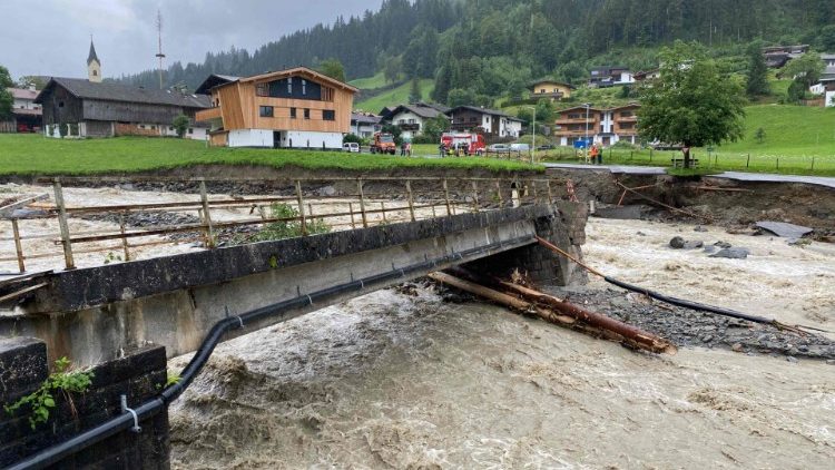 Auch Österreich hat Hochwasserschäden zu verzeichnen - hier eine zerstörte Brücke bei Kitzbühel