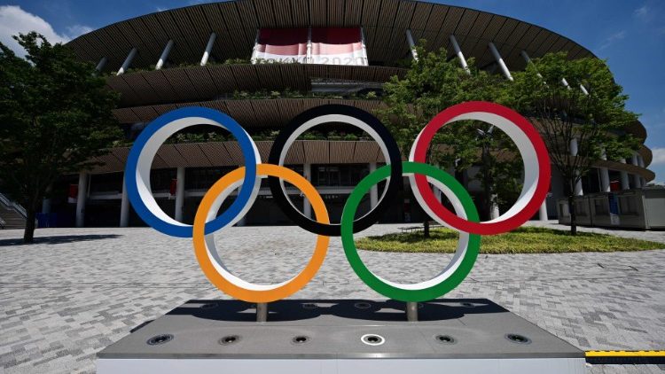 东京奥运会运动场前的五环标志