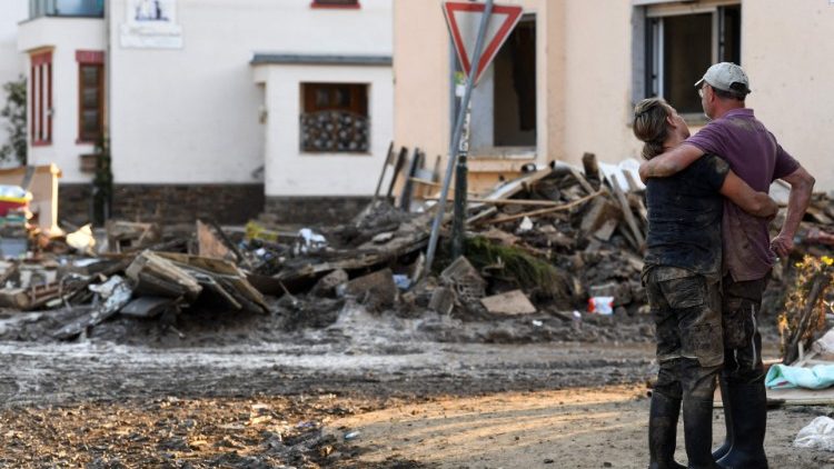 Una coppia osserva il disastro avvenuto a Dernau, città della Germania occidentale, tra le più colpite dal maltempo (Christof Stache/Afp)