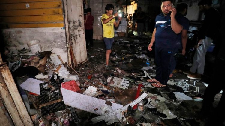 Građani pregledavaju štetu nakon eksplozije u Bagdadu