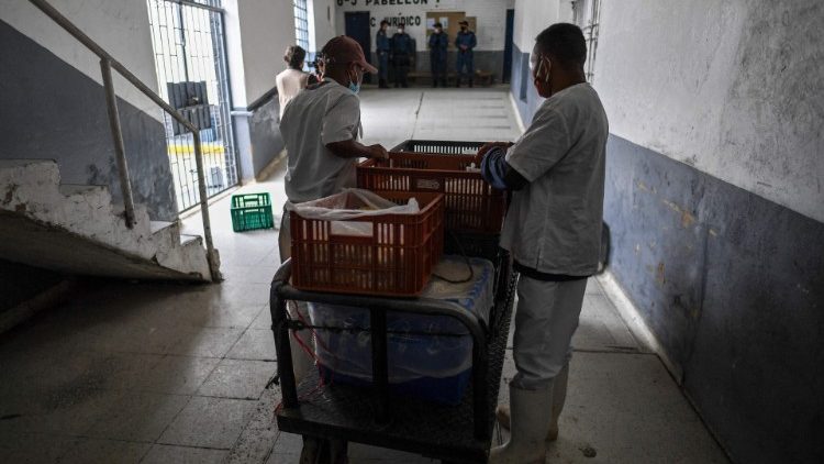 哥伦比亚在监狱里施打新冠疫苗
