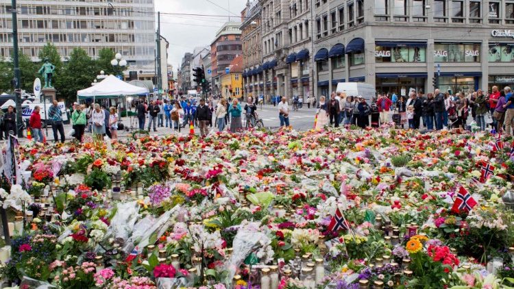 I fiori deposti in memoria delle vittime della strage di dieci anni fa